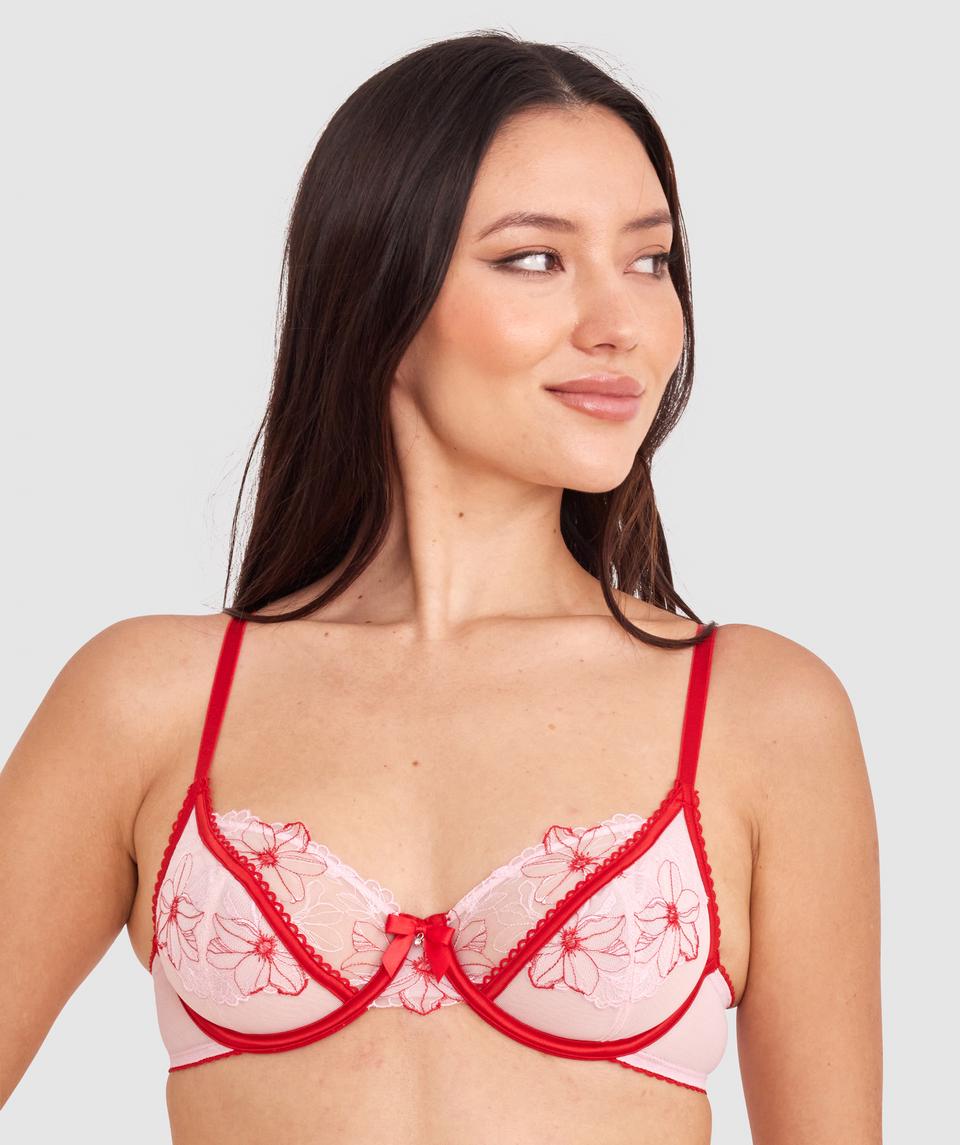 Farida is wearing a 10BC/S top and 10/S bottom, with bust 84cm/33in, waist 66cm/26in, and hip 91cm/36in. She stands at 173cm/5'8in.