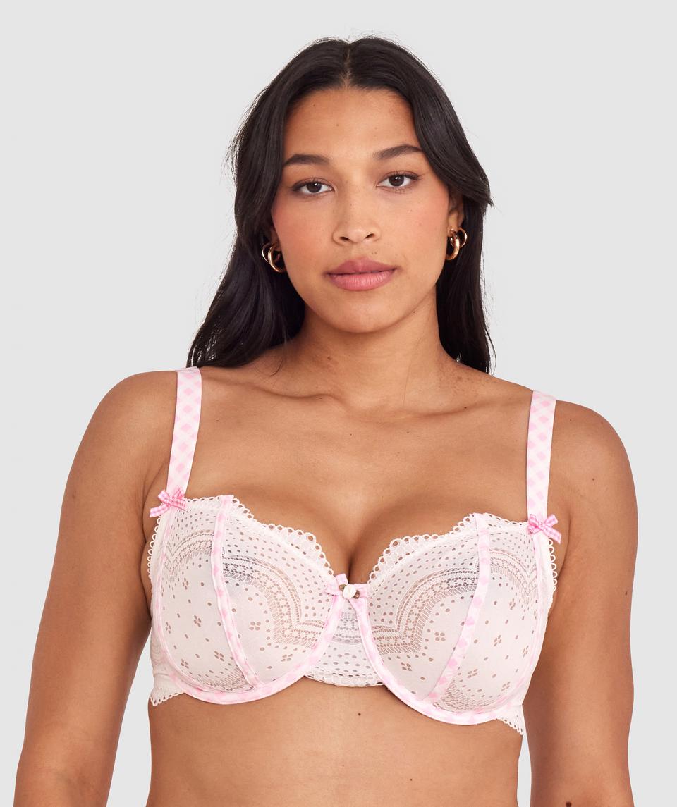 Alejandra is wearing a 12DD bra and size 12 underwear. She stands at 173cm/5'8in, with a 30" waist and 41¾" hips.