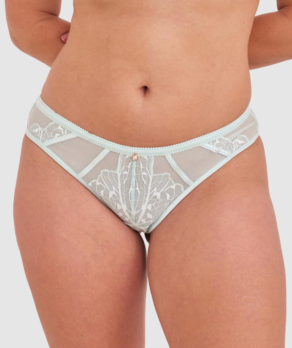 Zoe is wearing a 12DD/M top and 12/M bottom, with bust 98cm/38.5in, waist 85cm/33in, and hip 110cm/43in. She stands at 170cm/5'7".