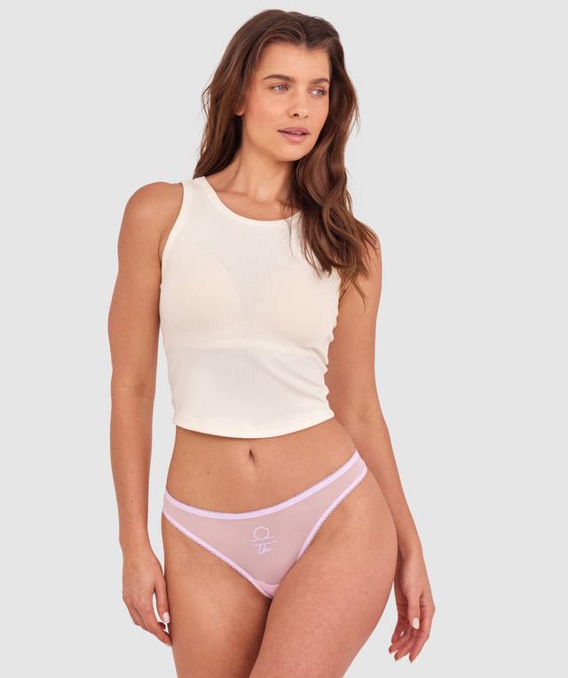Kris wears a size 10C bra and size 10 underwear. She is 181cm tall and has measurements of 84cm bust a 66cm waist and 99cm hips.