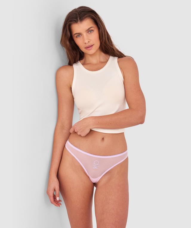 Kris wears a size 10C bra and size 10 underwear. She is 181cm tall and has measurements of 84cm bust a 66cm waist and 99cm hips.