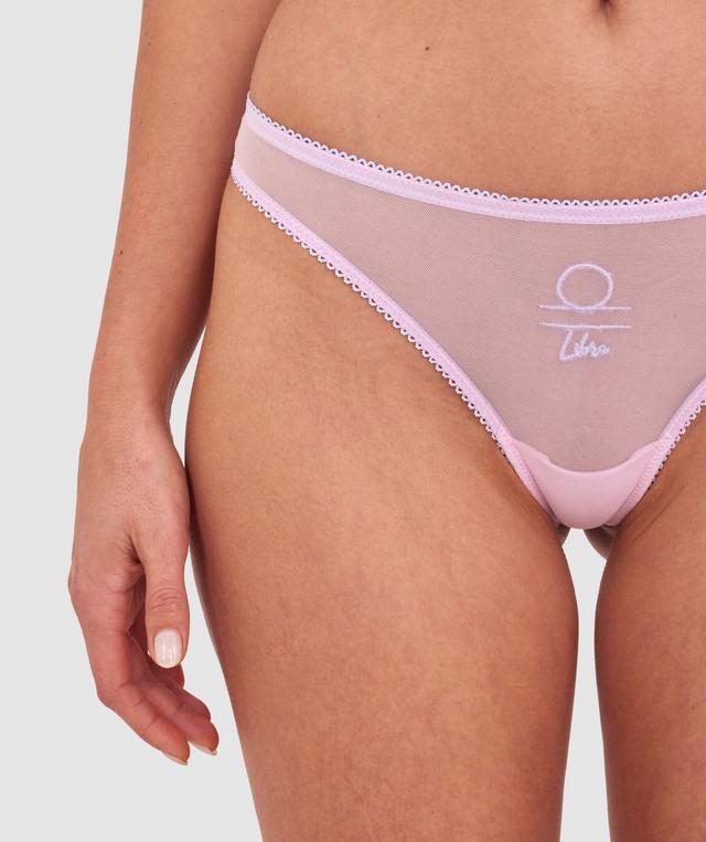 Kris wears a size 10C bra and size 10 underwear. She is 181cm tall and has measurements of 84cm bust a 66cm waist and 99cm hips.