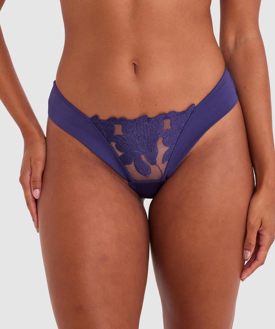 Cameron is wearing a 12DD bra and 12 underwear, with waist 72cm/28in, and hip 88cm/34.5in. She stands at 165cm/5'5in.