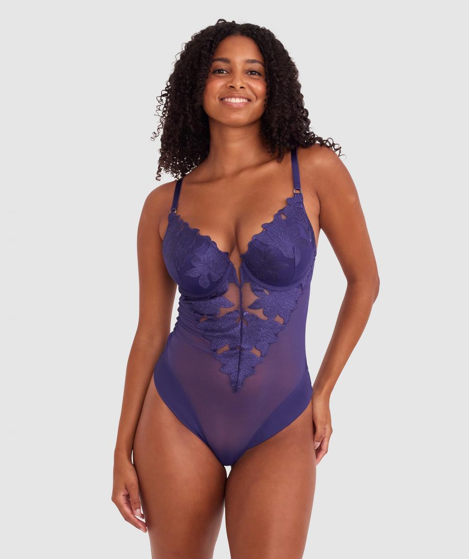 Cameron is wearing a 12DD bra and 12 underwear, with waist 72cm/28in, and hip 88cm/34.5in. She stands at 165cm/5'5in.