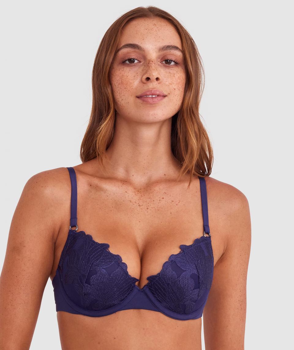 Emma is wearing a 10BC bra and 10 underwear, with bust 81cm/32in, waist 64cm/25in, and hip 93cm/36.5in. She stands at 173cm/5'8in.