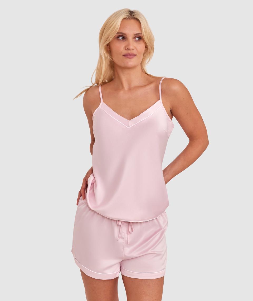 Chloe is wearing a 10C/S top and 10/S bottom, with bust 84cm/33in, waist 61cm/24in, and hip 94cm/37in. She stands at 170cm/5'7in.