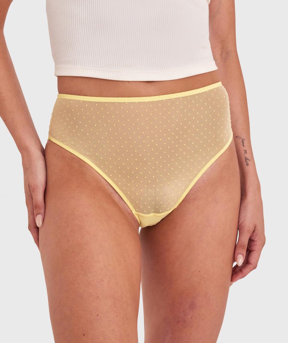 Charlie is wearing a 10B/C top and 10 bottom, with bust 90cm/35 1/2in, waist 66cm/26in, and hip 96cm/38in. She stands at 178cm/5'10in.