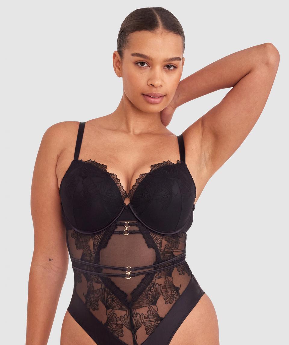 Shimma is wearing a 12 DD top and 12 bottom with bust 94cm/37in waist 70cm/27 1/2in and hip 107cm/42in. She stands at 175cm/5'9in.
