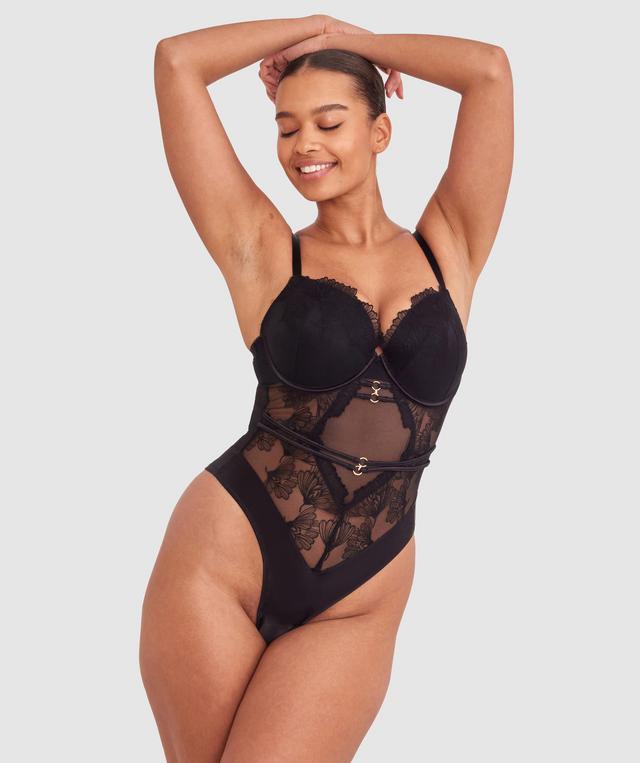 Shimma is wearing a 12 DD top and 12 bottom with bust 94cm/37in waist 70cm/27 1/2in and hip 107cm/42in. She stands at 175cm/5'9in.