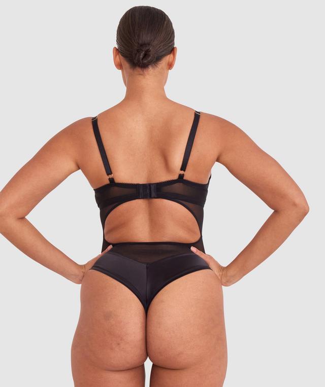 Shimma is wearing a 12 DD top and 12 bottom with bust 94cm/37in waist 70cm/27 1/2in and hip 107cm/42in. She stands at 175cm/5'9in.