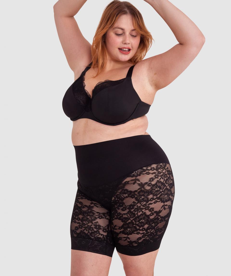 Sarah is wearing a 10B/C top and 10 bottom, with bust 85cm/33.5in, waist 66cm/26in, and hip 99cm/39in. She stands at 174cm/5'7in.