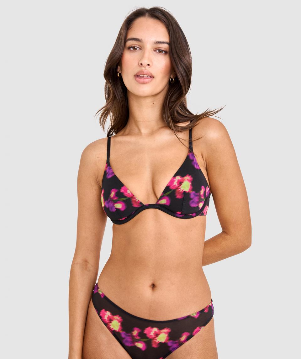 Kushi is wearing a 10C/S top and 10/S bottom, with bust 79cm/31in, waist 61cm/24in, and hip 91cm/36in. She stands at 173cm/5'8in.