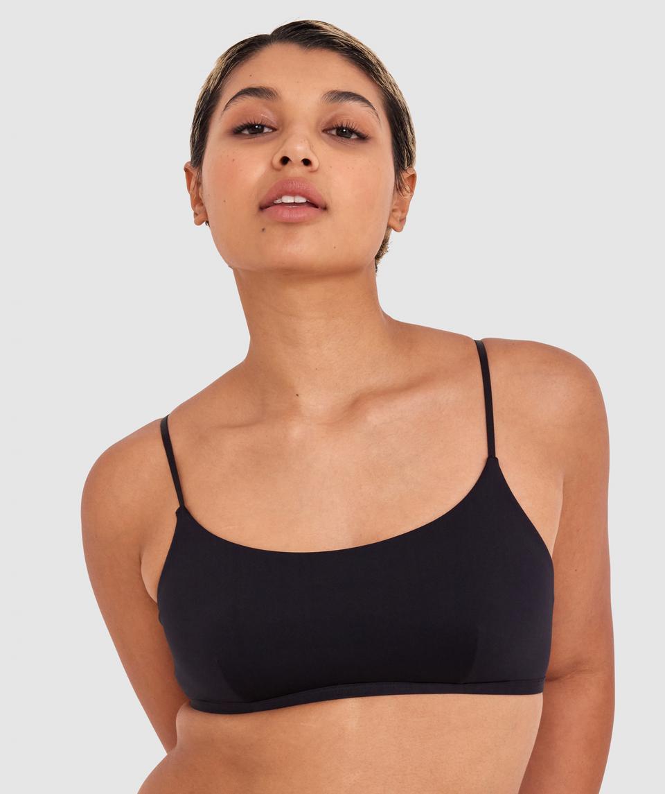 Sarah is wearing a 10B/C top and 10 bottom, with bust 85cm/33.5in, waist 66cm/26in, and hip 99cm/39in. She stands at 174cm/5'7in.