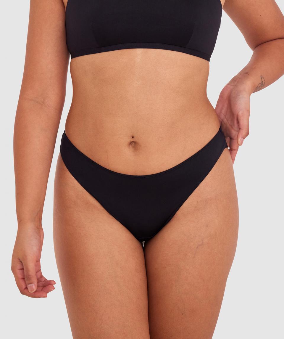Sarah is wearing a 10B/C top and 10 bottom, with bust 85cm/33.5in, waist 66cm/26in, and hip 99cm/39in. She stands at 174cm/5'7in.