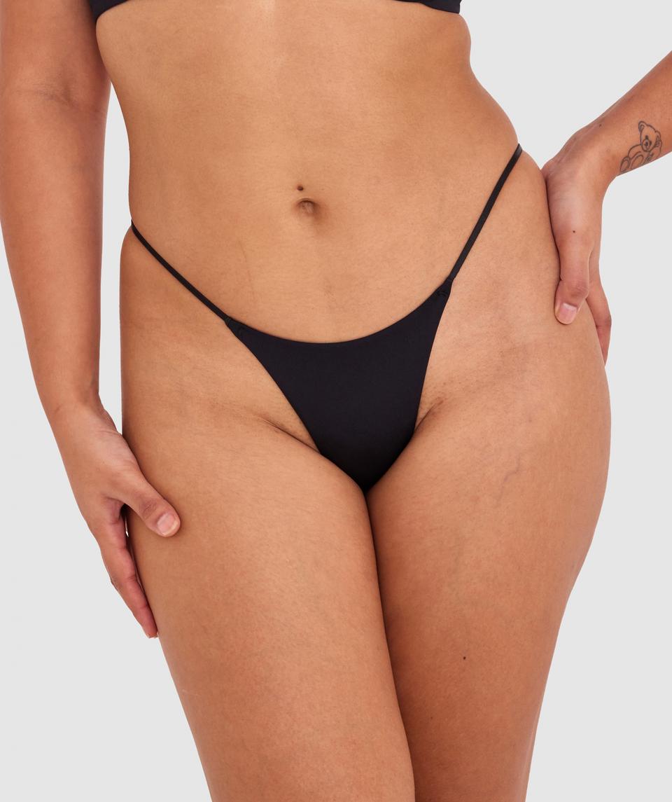 Sarah is wearing a 10B/C top and 10 bottom, with bust 85cm/33.5in, waist 66cm/26in, and hip 99cm/39in. She stands at 174cm/5'7in.