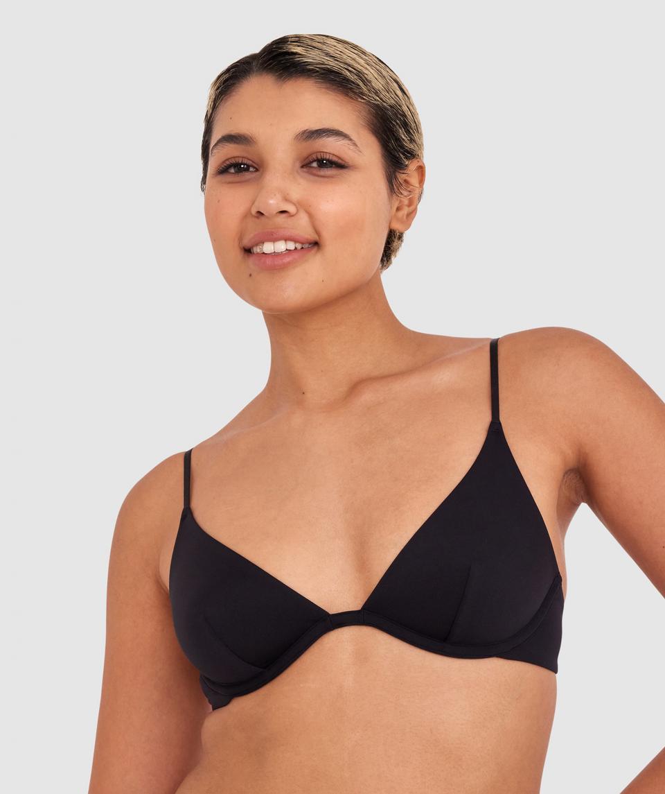 Sarah is wearing a 10B/C top and 10 bottom, with bust 85cm/33.5in, waist 66cm/26in, and hip 99cm/39in. She stands at 174cm/5'7in.