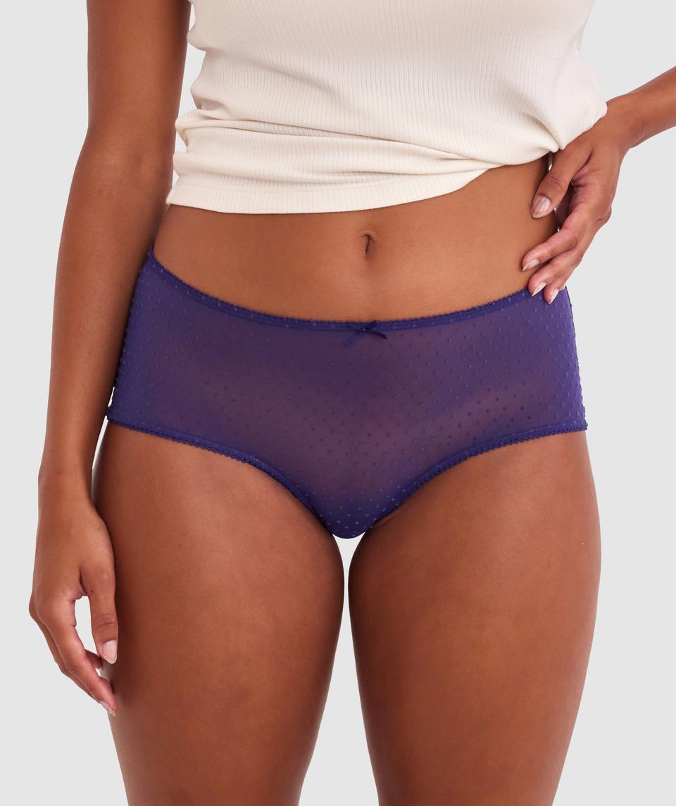 Cameron is wearing a 12DD bra and 12 underwear, with waist 72cm/28in, and hip 88cm/34.5in. She stands at 165cm/5'5in.