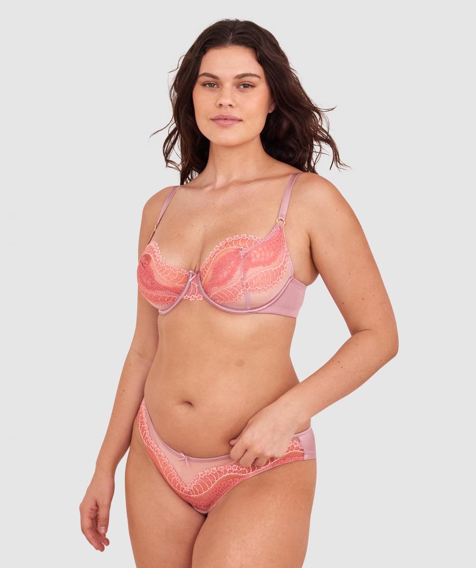 Jasmine is wearing a 12DD bra and size 12 underwear, with bust 96cm/38in, waist 77cm/30.5in, and hip 111cm/43.5in. She stands at 175cm/5'9in.