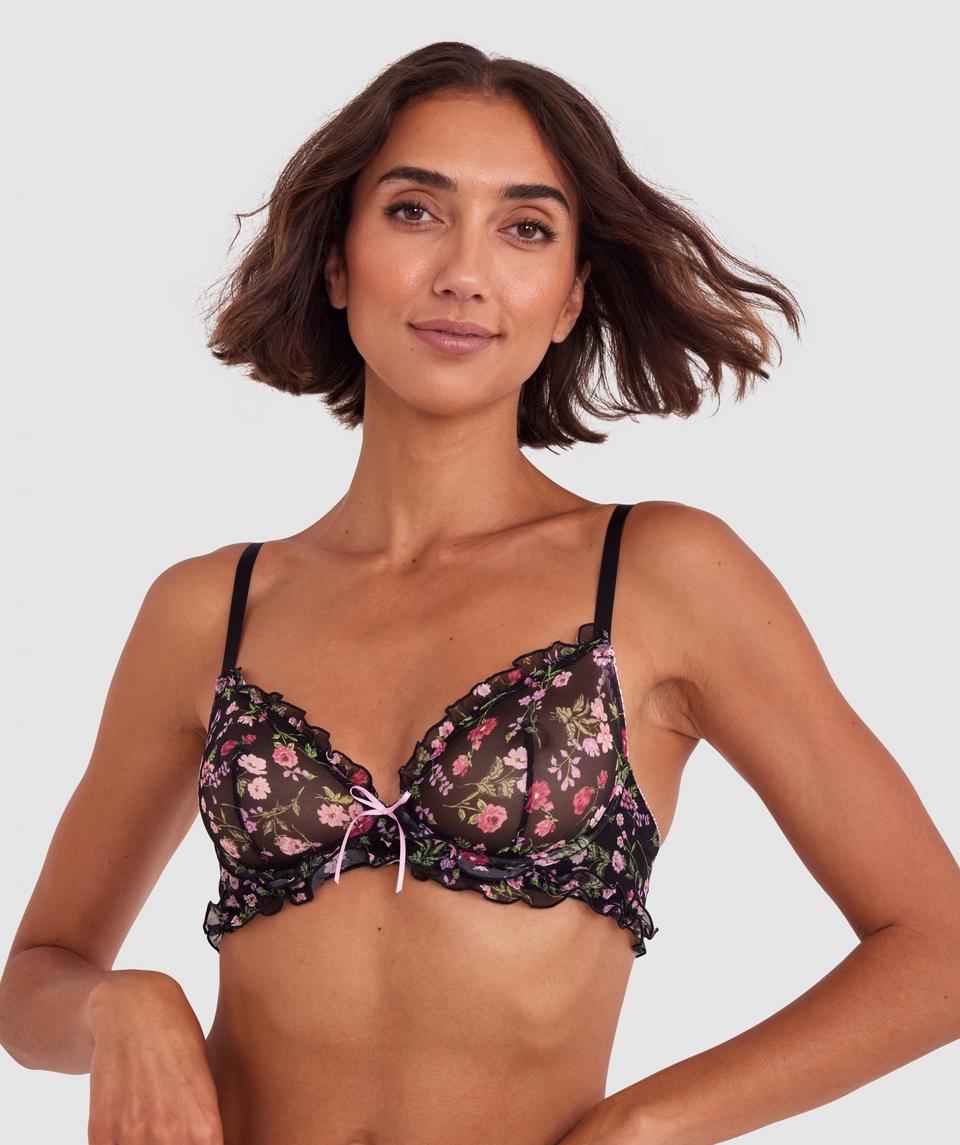Shannon is wearing a 10C/S top and 10/S bottom, with bust 81cm/32in, waist 64cm/25in, and hip 91cm/36in. She stands at 180cm/5'11in.