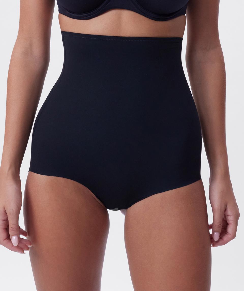 Jayde is wearing a 10DD bra and 10 underwear, with bust 86cm/34in, waist 70cm/27.5in, and hip 99cm/39in. She stands at 181cm/5'11in.