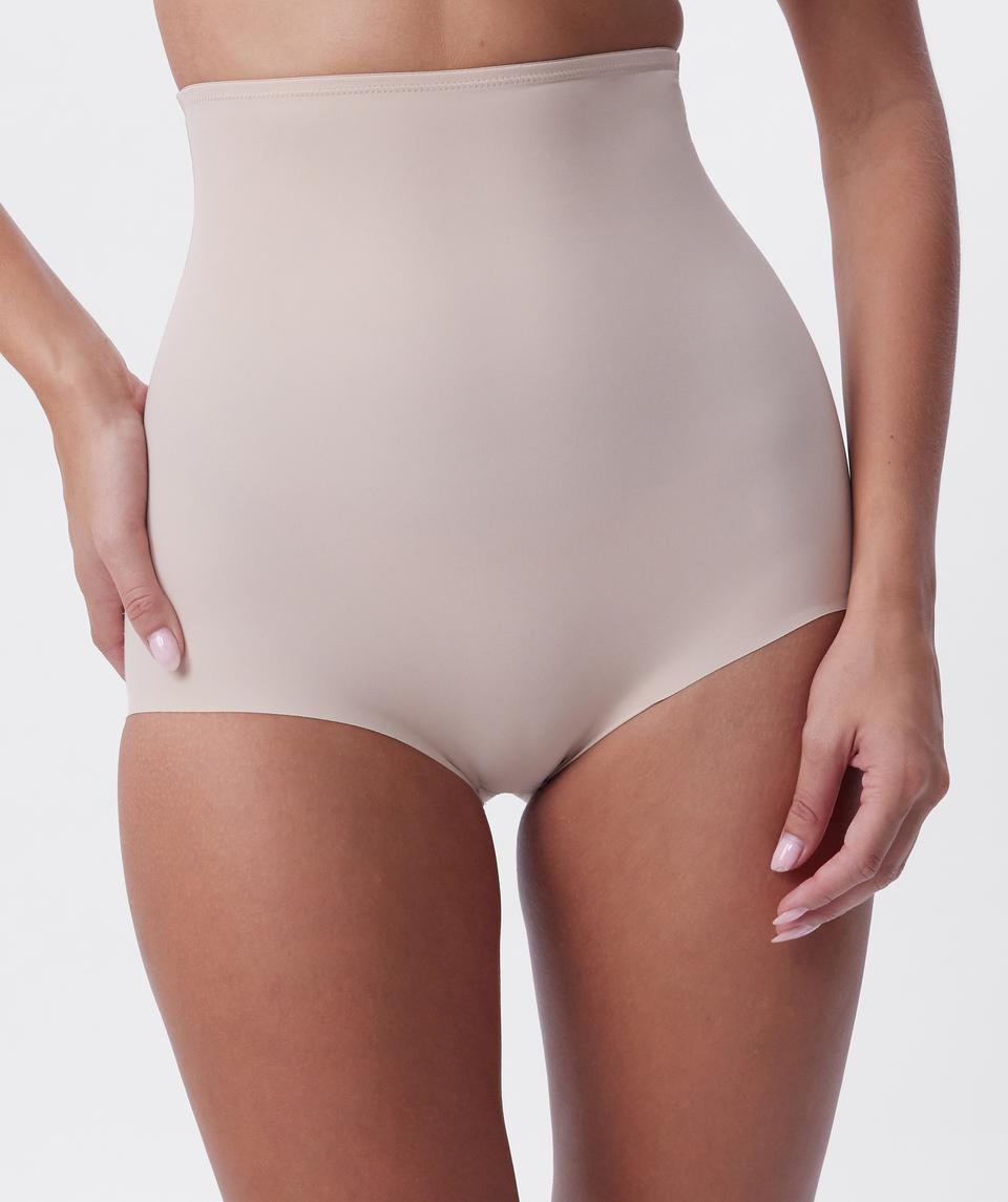 Jayde is wearing a 10DD bra and 10 underwear, with bust 86cm/34in, waist 70cm/27.5in, and hip 99cm/39in. She stands at 181cm/5'11in.