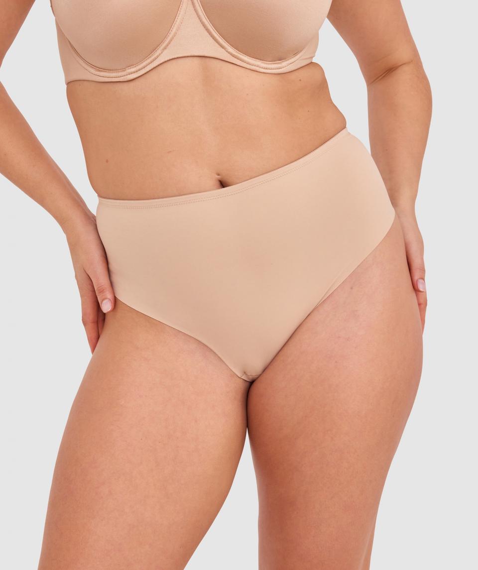 Paige is wearing a 12DD bra and 12 underwear, with bust 94cm/37in, waist 77cm/30in, and hip 101cm/40in. She stands at 170cm/5'7in.