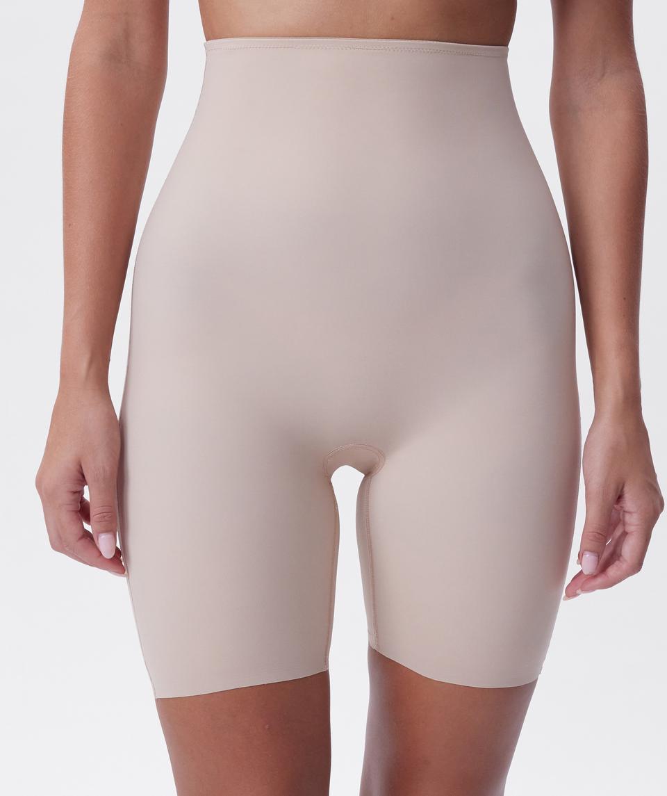 Jayde is wearing a 10DD bra and 10 underwear, with bust 86cm/34in, waist 70cm/27.5in, and hip 99cm/39in. She stands at 181cm/5'11in.