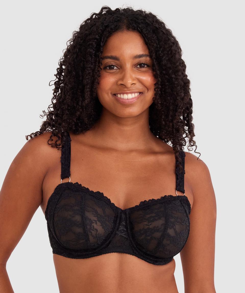 Cameron is wearing a 12DD bra and 12 underwear, with waist 72cm/28in, and hip 88cm/34.5in. She stands at 165cm/5'5in.