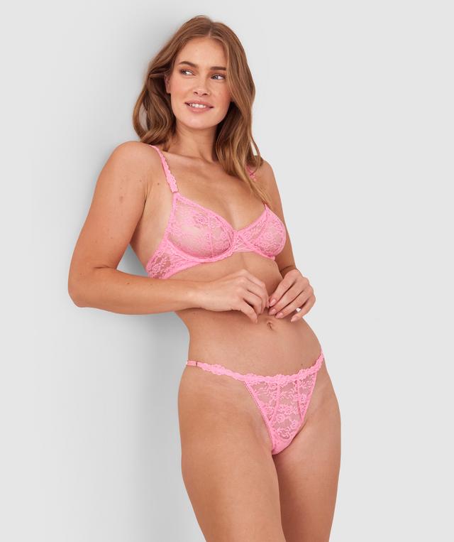 Sianie wears a size 10 B/C bra and size 10 underwear. She is 175cm tall and has measurements of 85cm bust a 66cm waist and 93cm hips.