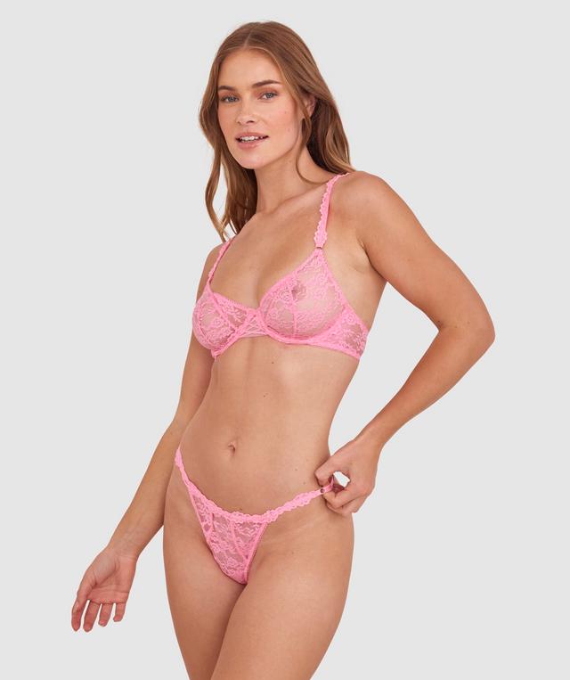 Sianie wears a size 10 B/C bra and size 10 underwear. She is 175cm tall and has measurements of 85cm bust a 66cm waist and 93cm hips.