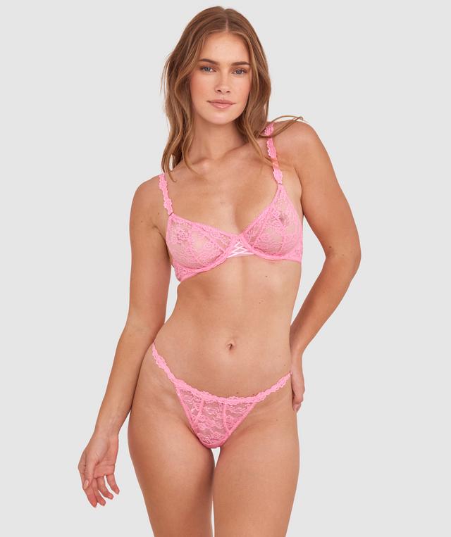 Sianie wears a size 10 B/C bra and size 10 underwear. She is 175cm tall and has measurements of 85cm bust a 66cm waist and 93cm hips.