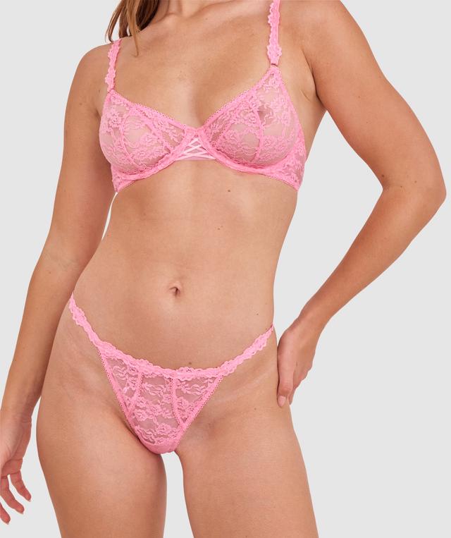 Sianie wears a size 10 B/C bra and size 10 underwear. She is 175cm tall and has measurements of 85cm bust a 66cm waist and 93cm hips.