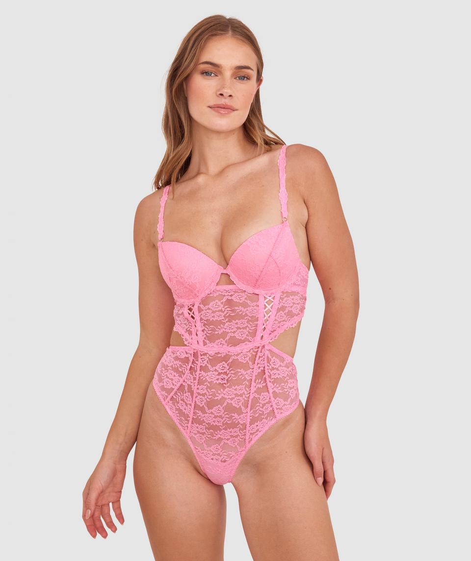 Sianie wears a size 10 B/C bra and size 10 underwear. She is 175cm tall and has measurements of 85cm bust a 66cm waist and 93cm hips.