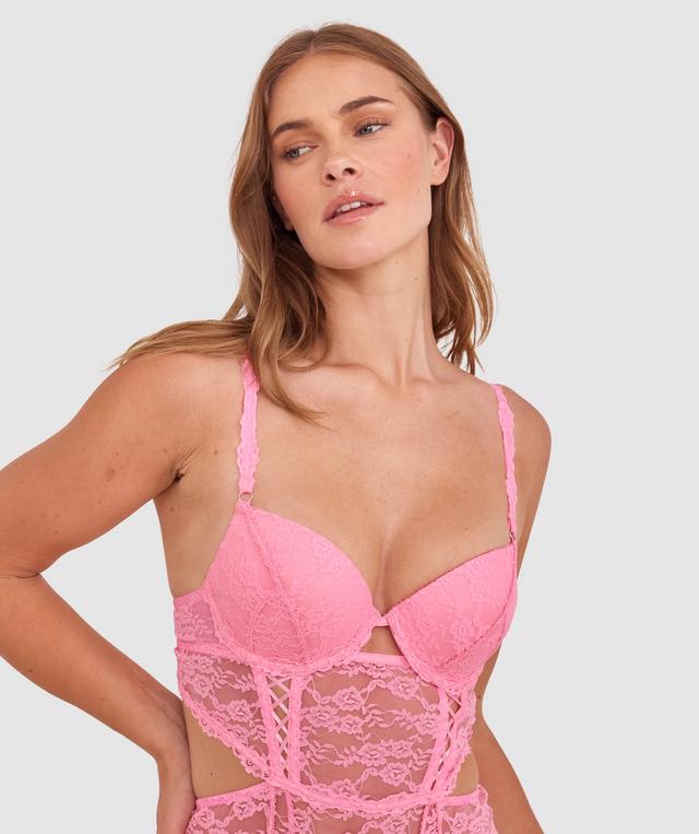 Sianie wears a size 10 B/C bra and size 10 underwear. She is 175cm tall and has measurements of 85cm bust a 66cm waist and 93cm hips.