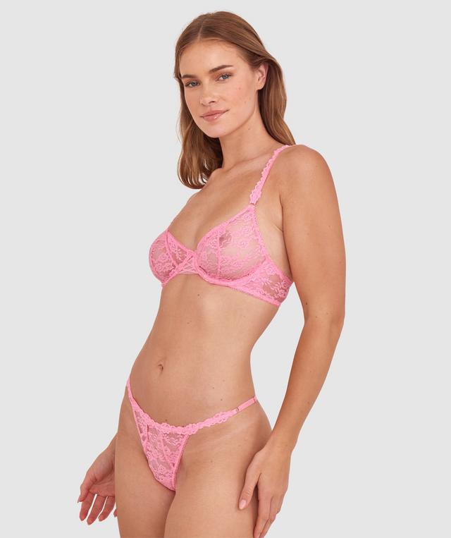 Sianie wears a size 10 B/C bra and size 10 underwear. She is 175cm tall and has measurements of 85cm bust a 66cm waist and 93cm hips.