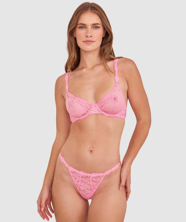 Sianie wears a size 10 B/C bra and size 10 underwear. She is 175cm tall and has measurements of 85cm bust a 66cm waist and 93cm hips.