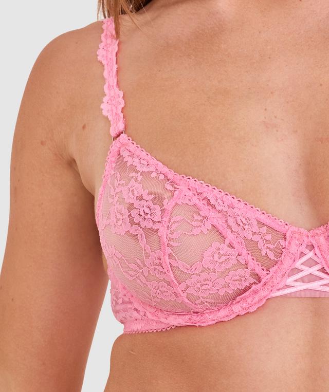 Sianie wears a size 10 B/C bra and size 10 underwear. She is 175cm tall and has measurements of 85cm bust a 66cm waist and 93cm hips.