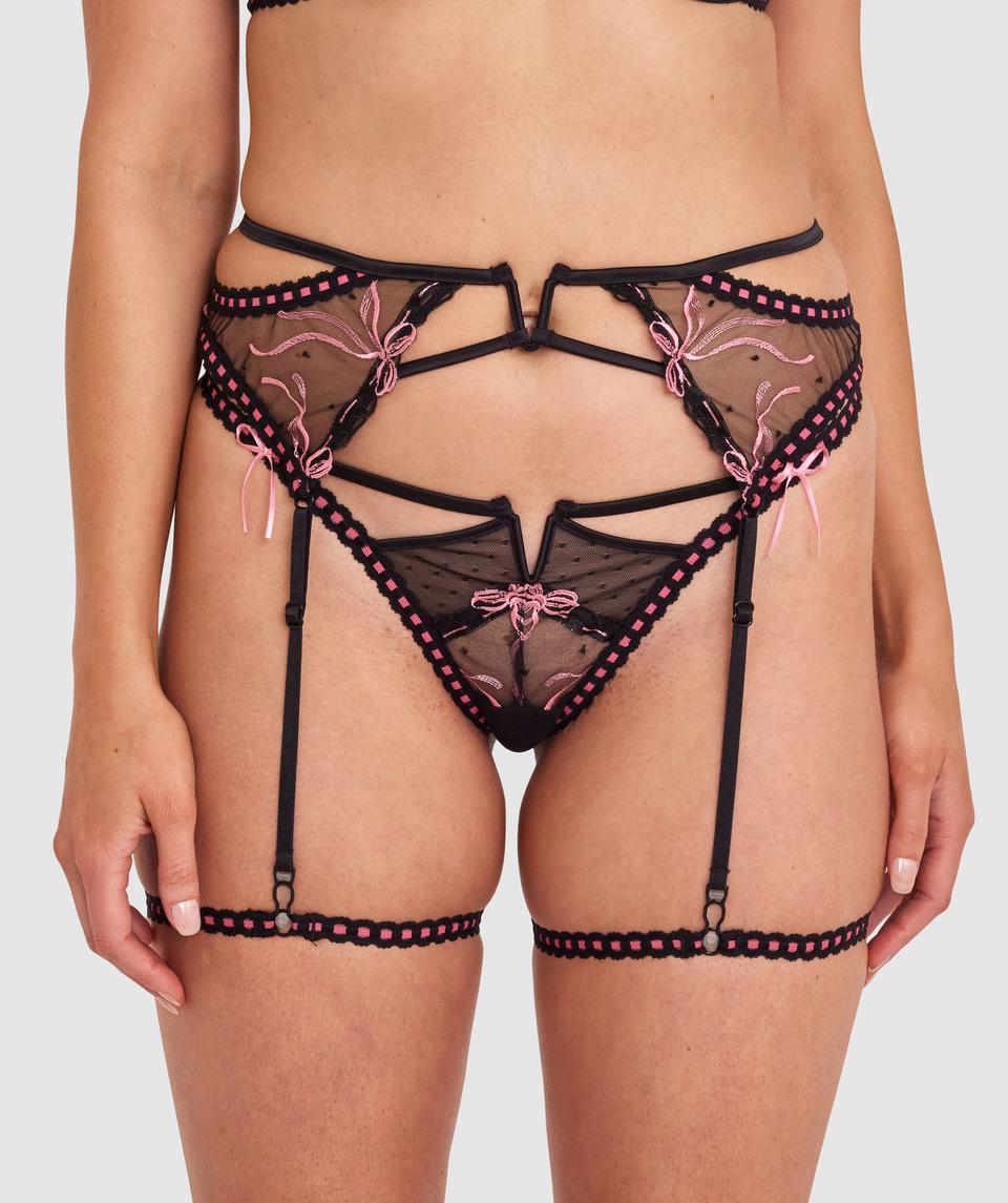 Anna is wearing a 12DD/M top and 12/M bottom, with bust 93cm/36in, waist 75cm/29.5in, and hip 105cm/41in. She stands at 179cm/5'10".