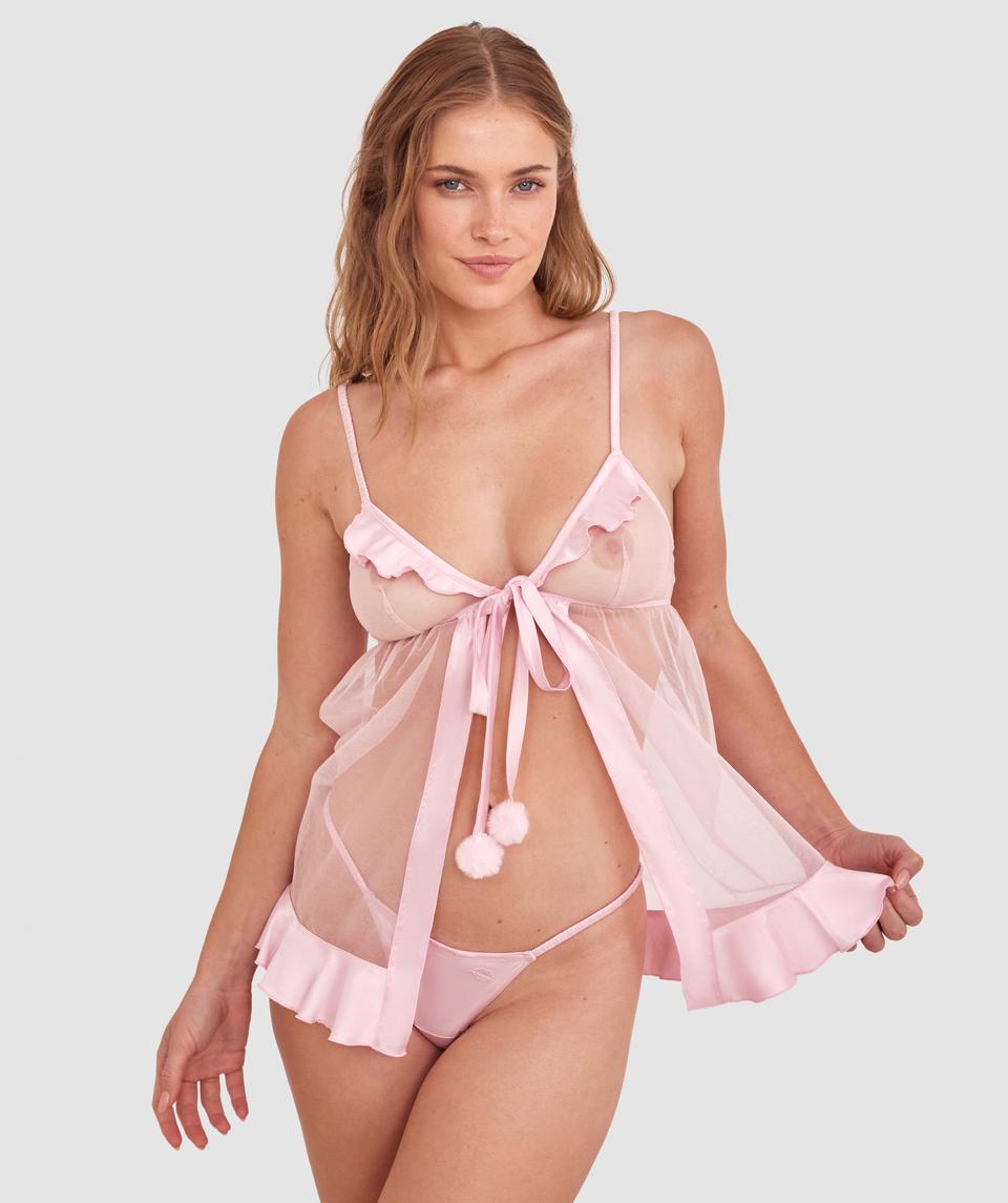 Sianie wears a size 10 B/C bra and size 10 underwear. She is 175cm tall and has measurements of 85cm bust a 66cm waist and 93cm hips.