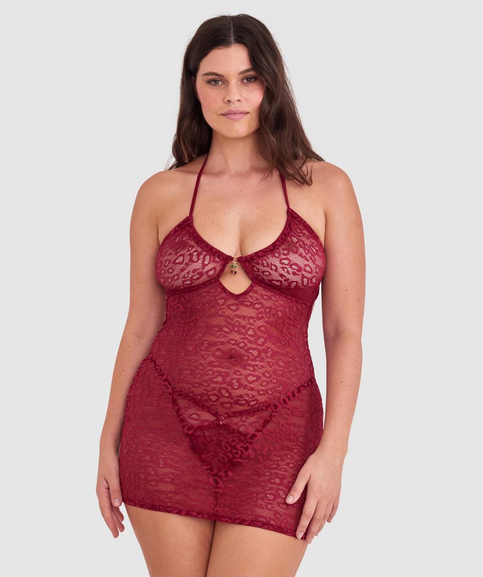 Jasmine is wearing a 12DD bra and size 12 underwear, with bust 96cm/38in, waist 77cm/30.5in, and hip 111cm/43.5in. She stands at 175cm/5'9in.