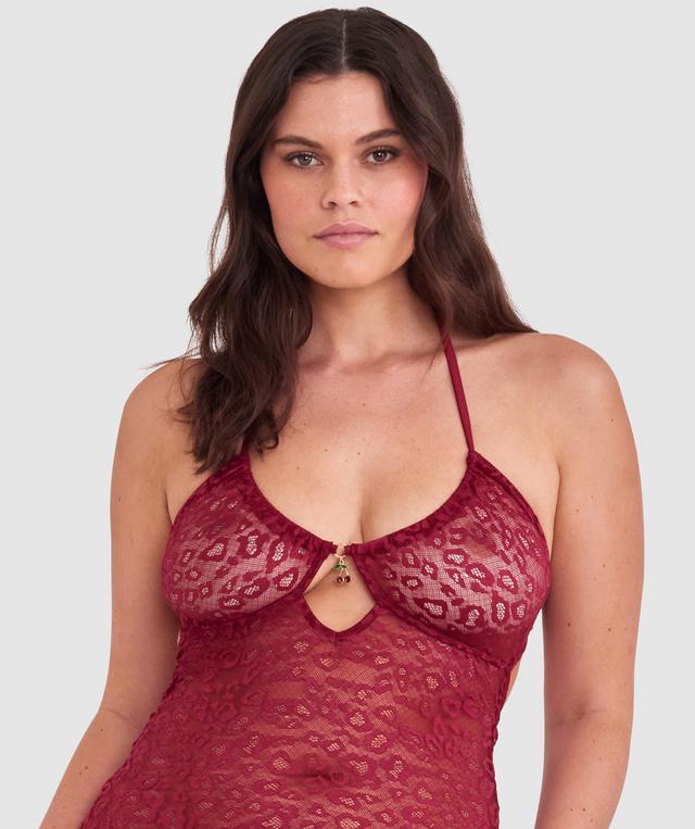 Jasmine is wearing a 12DD top and 12 bottom. She stands at 175cmcm/5'9in.