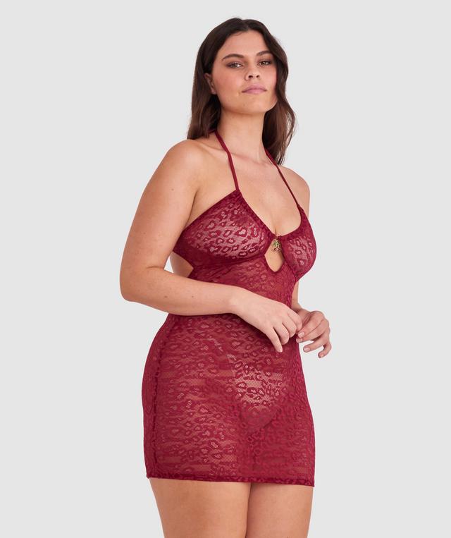 Jasmine is wearing a 12DD top and 12 bottom. She stands at 175cmcm/5'9in.