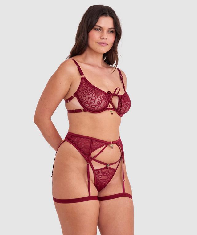 Jasmine is wearing a 12DD top and 12 bottom. She stands at 175cmcm/5'9in.