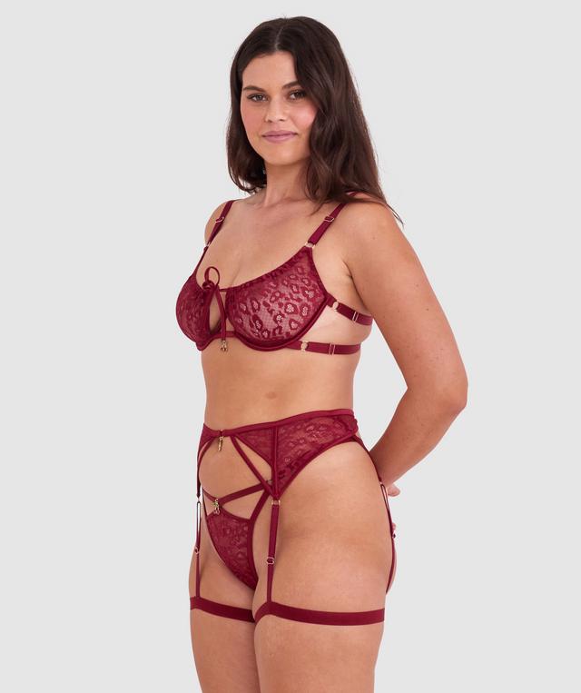 Jasmine is wearing a 12DD top and 12 bottom. She stands at 175cmcm/5'9in.