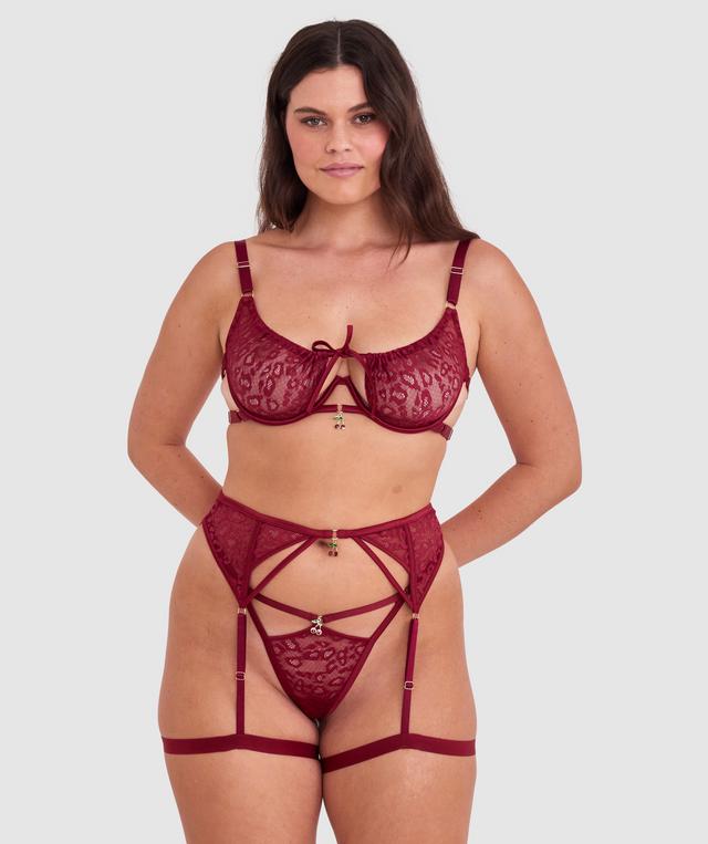 Jasmine is wearing a 12DD top and 12 bottom. She stands at 175cmcm/5'9in.