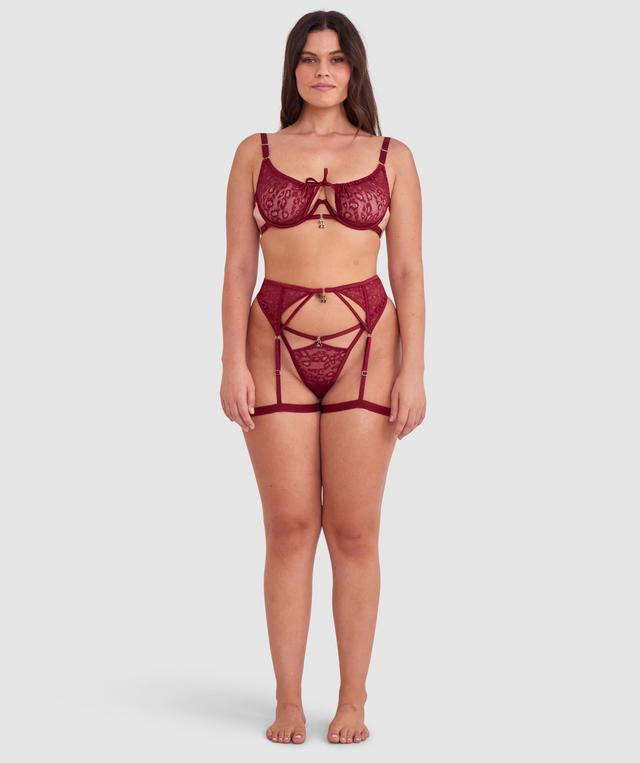 Jasmine is wearing a 12DD top and 12 bottom. She stands at 175cmcm/5'9in.