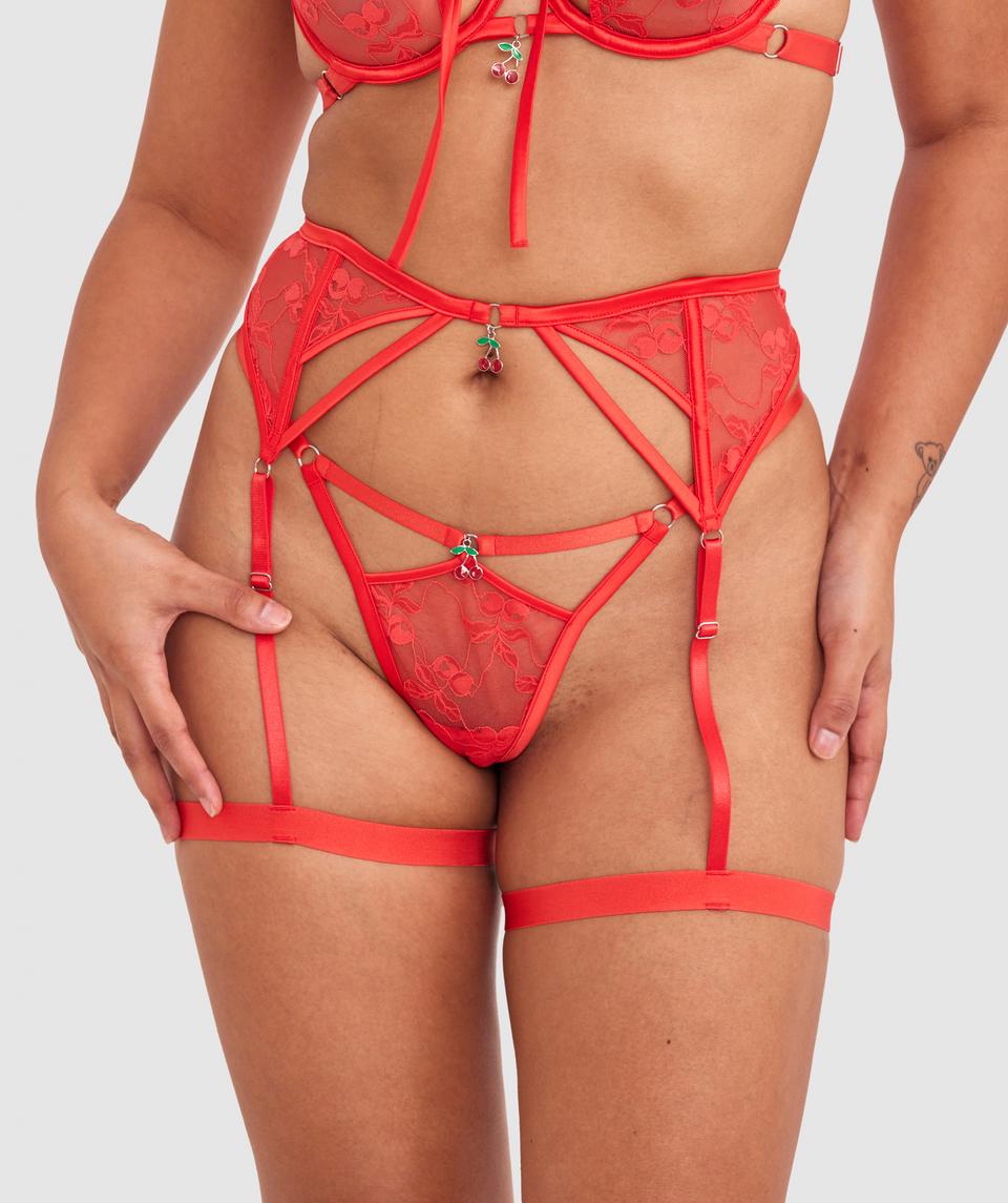 Sarah is wearing a 10B/C top and 10 bottom, with bust 85cm/33.5in, waist 66cm/26in, and hip 99cm/39in. She stands at 174cm/5'7in.