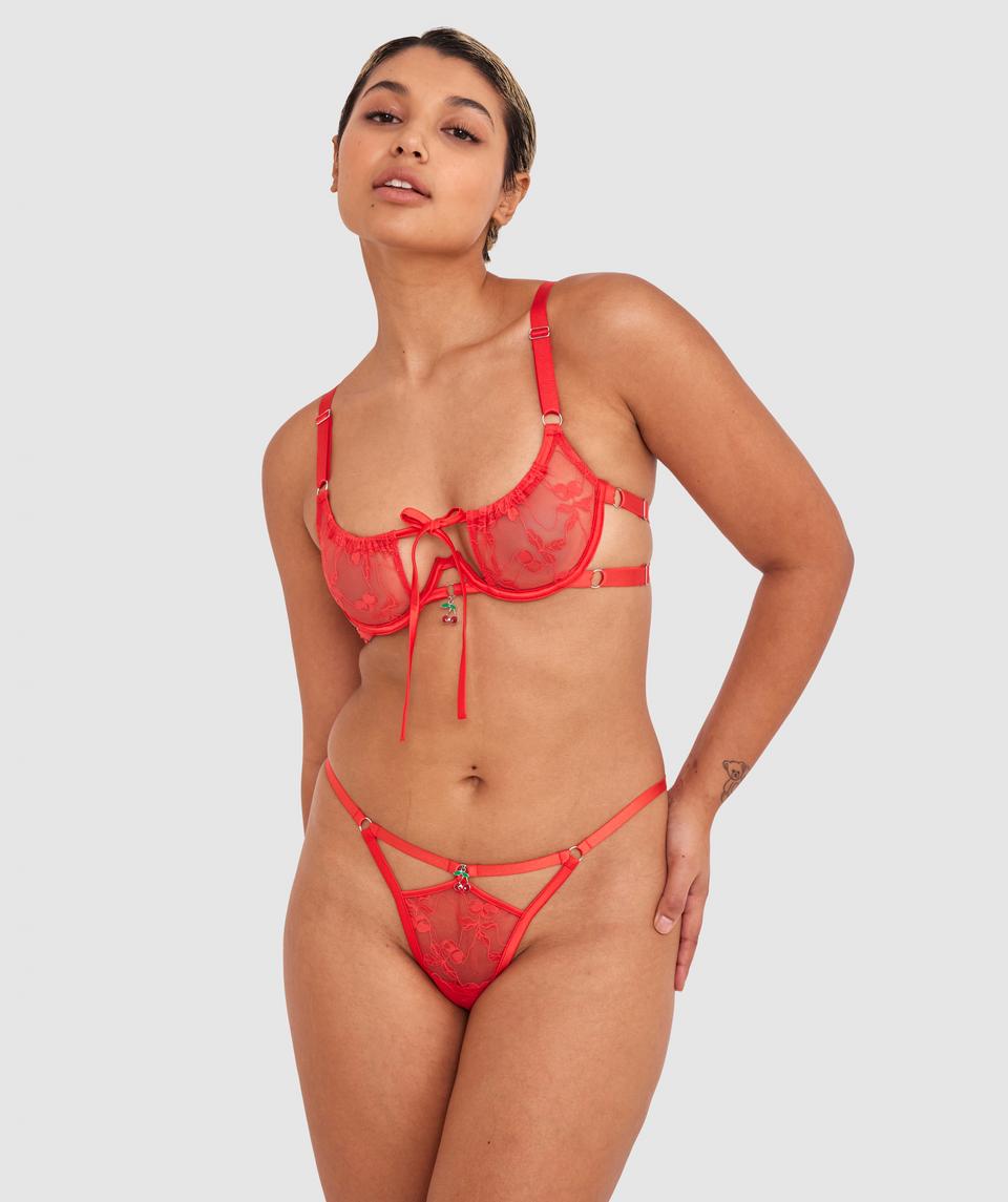 Sarah is wearing a 10B/C top and 10 bottom, with bust 85cm/33.5in, waist 66cm/26in, and hip 99cm/39in. She stands at 174cm/5'7in.