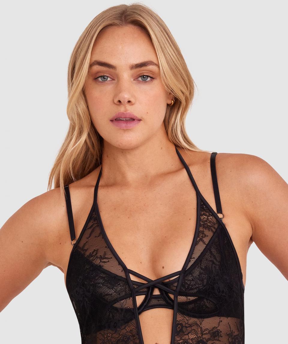 Phoebe is wearing a 10C/S top and 10/S bottom, with bust 83cm/33in, waist 62cm/24 1/2in, and hip 89cm/35in. She stands at 178cm/5'10in.