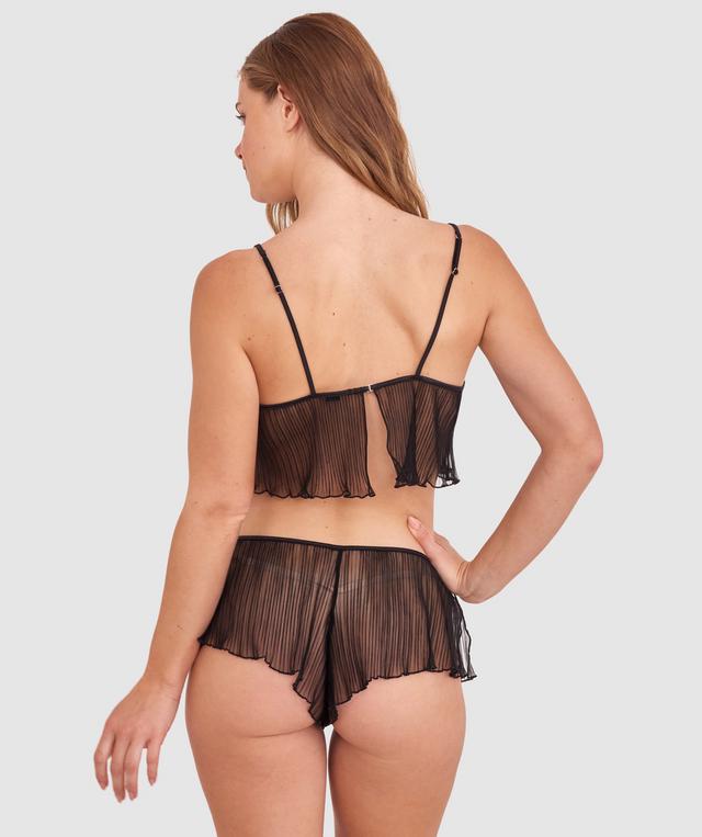 Sianie wears a size 10 B/C bra and size 10 underwear. She is 175cm tall and has measurements of 85cm bust a 66cm waist and 93cm hips.